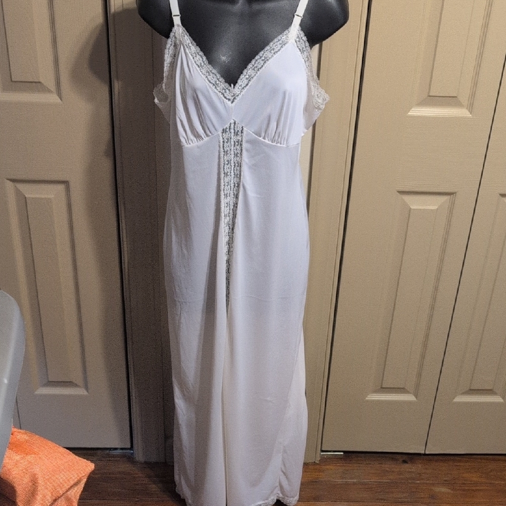 Figure Fit Chic White Lace-Accented Slip/Nightgown